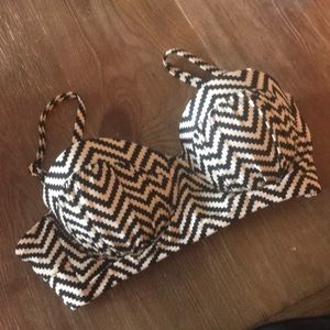 Swim suit top with removable straps